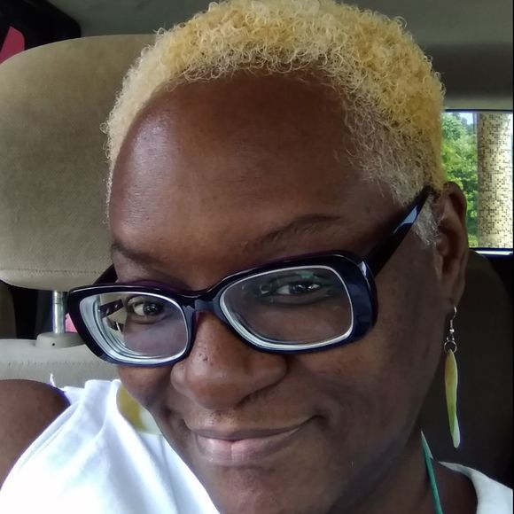 Meet your Posher, Lisa - Picture 1 of 1